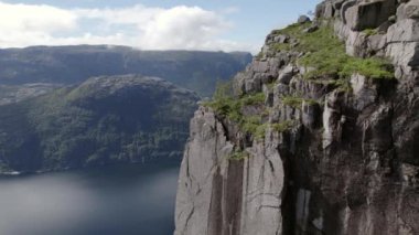 İnsansız hava aracı Norveç 'te gündüz vakti nehre bakan engebeli dağları yakalıyor