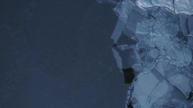 Kutup sularına yayılan geniş buz tabakalarının nefes kesici manzarasını gösteren yukarıdan aşağı bir çekim.