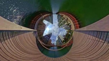 Etkileyici 360 'lık manzara manzarası sakin sulara bakan, etkileyici kentsel binalarla çevrili, doğa ve modern mimarinin karışımını gözler önüne seriyor.