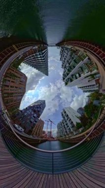 360 hareketli şehir manzarasına dinamik bir yakınlaşma ve canlı bir sahil yürüyüşü modern binalar ve hareketli aktivitelerle kentsel enerjiyi gösteriyor.