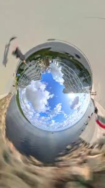 Büyüleyici küçük gezegen perspektifi, dinamik zaman dilimi bulutlarıyla güçlendirilmiş, büyüleyici bir hareket ve derinlik hissi yaratıyor.