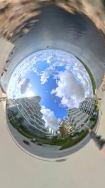 Büyüleyici bir zaman dilimi, canlı bir deniz manzarası, modern mimari ve bulutların dinamik hareketlerini gösteren 360 adet küçük gezegen görüntüsü.