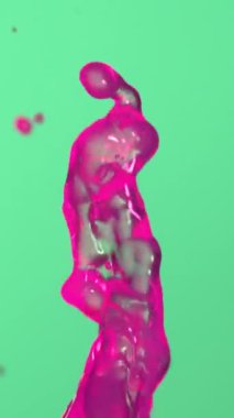Narin pembe su damlacıkları zarif bir şekilde açık yeşil bir zemine düşerek rahatlatıcı ve sakin bir görsel ekran oluştururlar.
