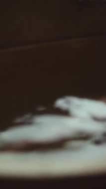 Dikey yakın çekim ayağın yumuşak ve rahatlatıcı anını yakalar suyun yüzeyini kırar ve ince dalgalanmalar yaratır.