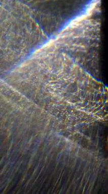 Işıl ışıl ışık dalgalarının göz alıcı bir görüntüsü. Canlı renkler yavaş yavaş koyu renklere bürünüyor. Huzurlu ve büyüleyici bir etki yaratıyor.