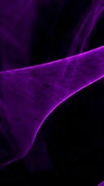 Büyüleyici mor ışık dalgaları, koyu siyah bir arkaplana karşı zarif bir hareketle akarak büyüleyici ve huzurlu bir görsel deneyim yaratıyor.