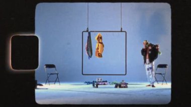 Yaratıcı bir sanatçı kameraya doğru emin adımlarla yürümeden önce şık ayakkabılar giyer. Benzersiz moda anlayışlarını ve dinamik varlıklarını canlı bir ortamda sergiler.