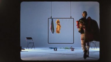 Bir adam oyuncakları rastgele sahnenin karşısına fırlatır oyuncu ama düzensiz bir sahne yaratır.