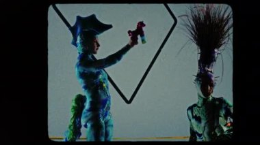 Canlı, benzersiz bir vücut giysisi içindeki sanatçılar seyirciyi tuhaf bir at şekilli baloncuk tabancasıyla eğlendirip kabarcıklar uçuşurken neşeli bir atmosfer yaratıyorlar.