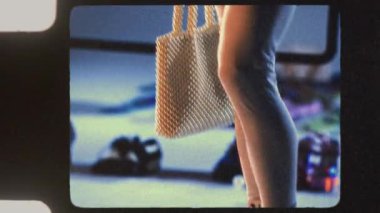 Büyüleyici bir eğim vuruşu, dekoratif bir maskeyle süslenmiş yaratıcı bir kadını ve çarpıcı boncuklu aksesuarları ortaya çıkarıyor. Cesur bir poz veriyor, sanatsal yeteneğini ve eşsiz tarzını sergiliyor.