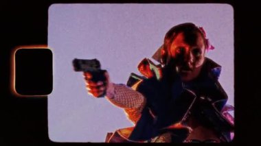 Enfes boncuklu kostümlü yenilikçi bir kadın oyuncak tabancasını şakasına sallarken, büyüleyici bir performansta sanatsal yeteneğini ve cesur kişiliğini sergiliyor.