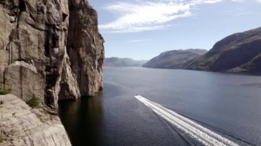 Bir dron, sakin suların ve engebeli kıyı şeritlerinin nefes kesen güzelliğini gözler önüne seren görkemli çayırlarda yelken açan bir teknenin manzaralı yolculuğunu yakalıyor.