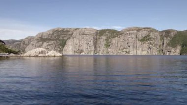 Sakin suların üzerinde süzülen bir dron heybetli çayırlarda yelken açan bir teknenin huzurlu güzelliğini yakalar.