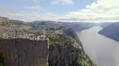 Havadan çekilen bir görüntüde Minber Rock 'taki turistler dramatik uçurumları ve dingin sularıyla Lysefjorden' ın görkemli manzarasına hayret ediyorlar.