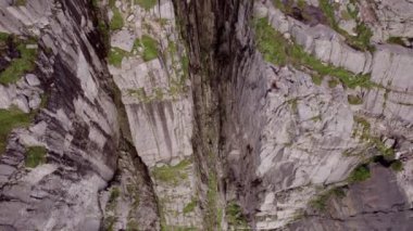 Yükselen drone görüntüsü zorlu yollarda yürüyen turistleri yakalıyor, zorlu arazide yolculuklarını sergiliyor