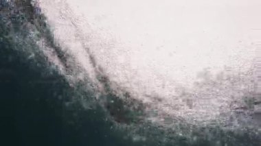 Işıldayan güneş ışığı yansımaları ve yağış yüzey üzerinde dans ederek büyüleyici bir görsel etki yaratan mavi okyanus suyu.