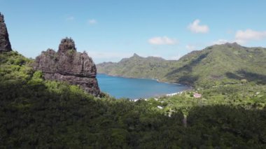Nuku Hiva üzerinde insansız hava aracı uçuşu engebeli arazilerini ve bereketli arazilerini geniş mavi okyanus sularına karşı sergiliyor.