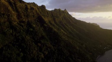Kıyı dağları boyunca soldan hareket eden insansız hava aracı yemyeşil yapraklar, doğal güzellikler ve engebeli araziler sergiliyor.