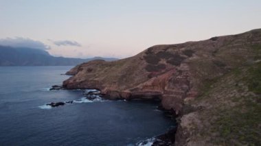 Sakin mavi sulara karşı kurulmuş Marquesas Adaları 'nın insansız hava aracı görüntüsü sakin kıyı şeridini ve engebeli araziyi gösteriyor.