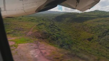 Uçak yere inerken yolcu penceresinden podyumun ve etrafındaki manzaranın görüntüsünü yakalayın.