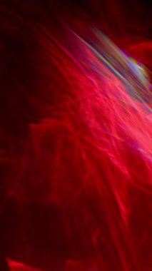 Parlak kırmızı ışık dalgaları pürüzsüz bir şekilde sola doğru akarak koyu arkaplana karşı canlı bir kontrast oluşturuyor.