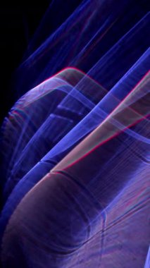 Mor ve beyaz ışık dalgaları zarif ve pürüzsüz bir şekilde akarak, karanlık bir arkaplanda dingin bir hareket yaratarak, rahatlatıcı ve ruhani bir atmosferi çağrıştırıyor.