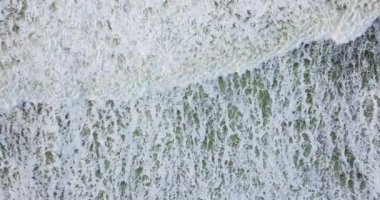 Köpüklü dalgalar Vesterhavet kıyılarına sert bir şekilde çarparak kıyı şeridine çarpan köpüklü tepeleri yakalıyor.