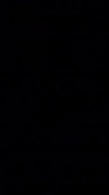 Işıl ışıl parlayan bir lens, sağ kenarı aydınlatacak, derin, karanlık bir arka plana karşı, sinematik ve dramatik bir etki yaratacak.