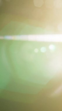 Sağ tarafta parlak bir ışık parlıyor. Parıldıyor ve etrafındaki karanlığı aydınlatıyor.