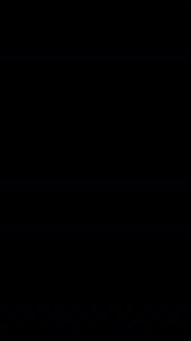 Canlı turuncu bir alev, karanlıkta pürüzsüz bir şekilde süzülerek dinamik ve sinematik bir parıltı yaratır.