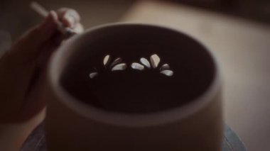 Bir modelleme aracı ile karmaşık şekiller keserek, kil üzerine ayrıntılı desenler ekleyerek sanatsal tasarım