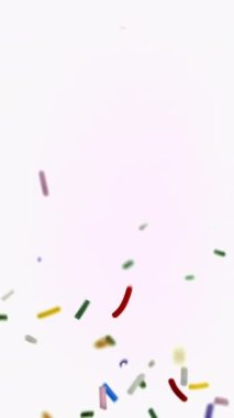 Parlak beyaz bir arkaplanda zarif bir şekilde uçan ve süzülen renkli jimmiler, neşeli ve canlı bir sahne yaratıyor.