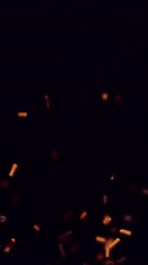 Kahverengi serpintiler yavaşça havada süzülüyor.