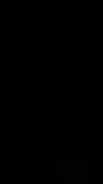 Işıldayan beyaz bokeh küreler yavaşça karanlık bir arka planda parıldıyor, huzurlu ve rüya gibi bir atmosfer yaratıyor.