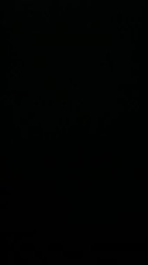 Yumuşak, bulanık beyaz ışığın ruhani parlaklığı zarif bir şekilde karanlık bir arkaplana çarpar ve huzurlu ve rüya gibi bir ortam yaratır.