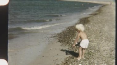 Genç bir çocuğun okyanus kıyısında balık avlama yeteneklerini test ederken çekilmiş klasik görüntüler.