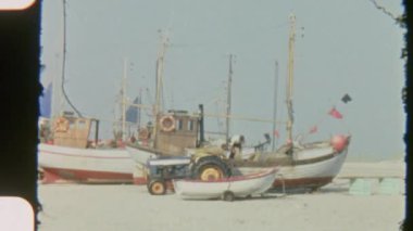 Bir balıkçı teknesini kumsalda hazırlıyor, açık denizde bir gün için hazırlıyor.