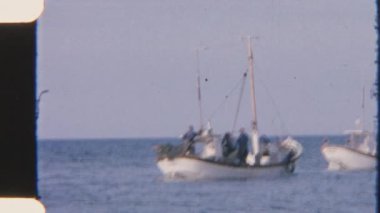 Balıkçılarla açık denizde balıkçı tekneleri. Günün avına hazırlanıyorlar. Yoğun bir balık avının özünü yakalıyorlar.