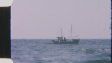 Uçsuz bucaksız denizde ilerleyen bir balıkçı teknesi, berrak bir gökyüzünün altında sonsuz bir ufka doğru yol alıyor.