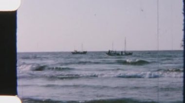 Balıkçı tekneleri denizde yüzüyor, dalgaları yarıp geçiyor önümüzde uzanan uçsuz bucaksız ufuk boyunca okyanusun enginliğini yakalıyorlar.