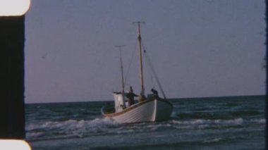 Denizde verimli bir günün ardından geri dönen bir balıkçı teknesi yükleri boşaltmaya hazır.