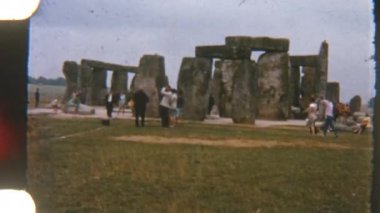 Turistlerin ikonik Stonehenge anıtının etrafındaki yemyeşil alanları keşfederek bu antik yerin zamansız güzelliğini ve tarihsel önemini yakaladıkları klasik tarz görüntüler.