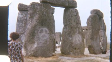 Turistlerin yüksek Stonehenge taşlarına hayran kaldıkları klasik tarz görüntüler, başlarının üstünde dramatik gökyüzü, antik anıtın hayranlık uyandıran görkemini yakalıyorlar.
