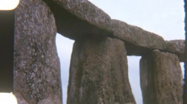 Yükselen Stonehenge sütunlarının klasik görüntüsü berrak mavi gökyüzüne karşı dimdik ayakta duran, zamansız zarafet ve dramatik varlığıyla