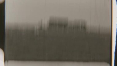 Çarpıcı bir siyah-beyaz çekim Stonehenge 'in yükselen, monolitik taşlarını gözler önüne seriyor. Uzakta, engin ve bulutlu gökyüzüne karşı uzun ve yalnız duruyor.