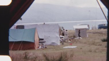 Sakin suların kıyısına kurulmuş olan tatilcilerin kamp yerleri, dinlenmek ve panoramik manzaranın tadını çıkarmak için mükemmel bir yer sağlıyor.