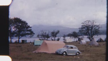 Huzurlu bir yaz kampı sahnesinin 8mm 'lik bir çekimi. Huzurlu bir dağ manzaralı sakin bir göl. Huzurlu bir doğa inzivası için mükemmel.