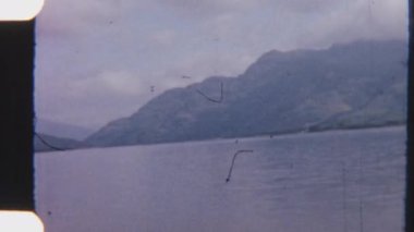 Doğanın ihtişamının büyüleyici 8mm 'lik görüntüsü görkemli bir dağ manzarası ve filmin bağbozumunun sıcaklığıyla yumuşatılmış sakin bir su kütlesini gözler önüne seriyor.