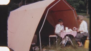 8 mm 'lik bir sahne, kardeşlerin açık havada çadırlarında kahvaltılarını paylaştıkları.