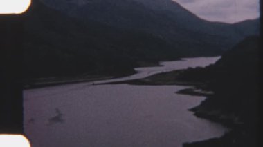Nostaljik 8 mm 'lik bir filmde geçen sakin bir göl ile İskoç İskoçya manzarası.